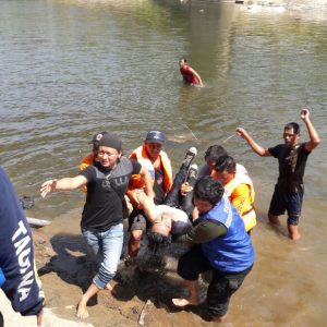 Diduga Bunuh Diri, Pria Tak Dikenal Terjun Kesungai Madiun