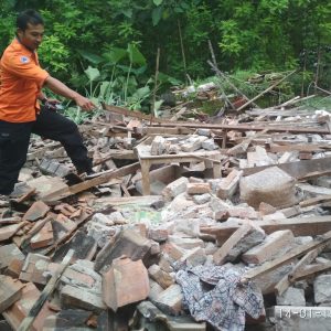 WARGA MISKIN APES. RUMAH ROBOH DAN MENIMPA MBAH WAGINEM USIA 95 TAHUN