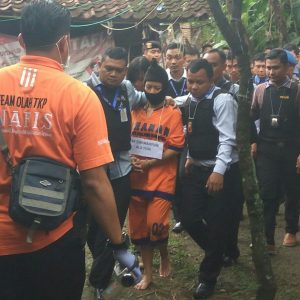 PEMBUNUHAN SADIS OLEH SUAMINYA, POLISI GELAR REKA ULANG