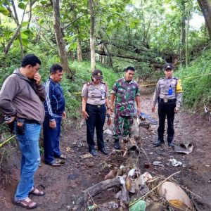 Jasad Pria Tak Bernyawa Ditemukan Di Selokan. Polisi Selidiki Penyebab Kematianya