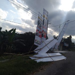 Ratusan Juta Digelontorkan Untuk Baliho Dan Spanduk, Namun Banyak Yang Ambruk