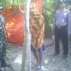 Gantung Diri. Kakek Ini Nekad Mengakiri Hidupnya