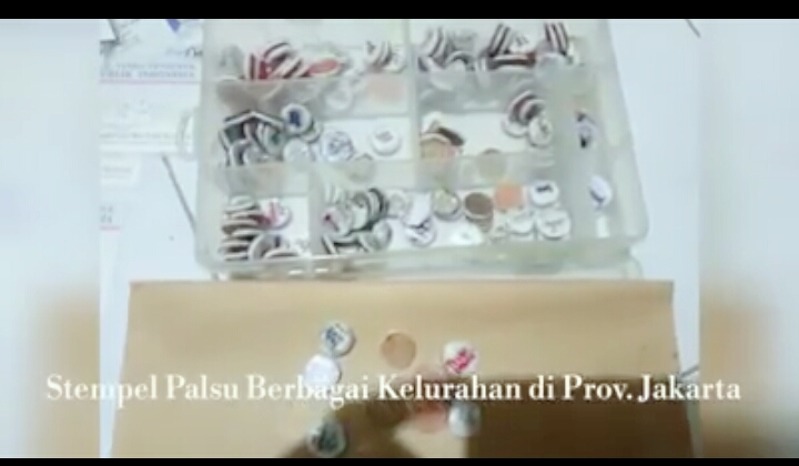 DIGREBEG! Eks Cina Pembuat KTP Palsu Simpan Ratusan Stempel Kelurahan, Kecamatan Se Jakarta