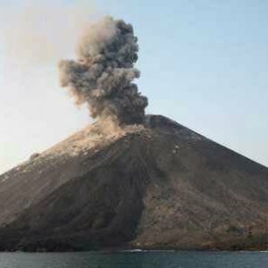 GUNUNG ANAK KRAKATAU MELETUS 56 KALI, NAMUN STATUS TETAP WASPADA
