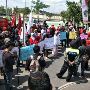Kantor Bupati Blitar Digeruduk Puluhan Aktifis