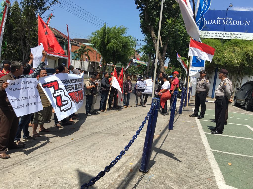 Serikat Buruh Madiun Demo Tuntut Pesangon