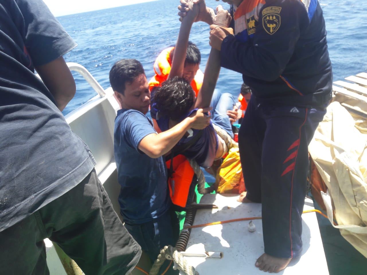 KAPAL PATROLI KEMENHUB KEMBALI MENGEVAKUASI SATU ORANG KORBAN SELAMAT DARI MUSIBAH TENGGELAMNYA KMP BANDENG