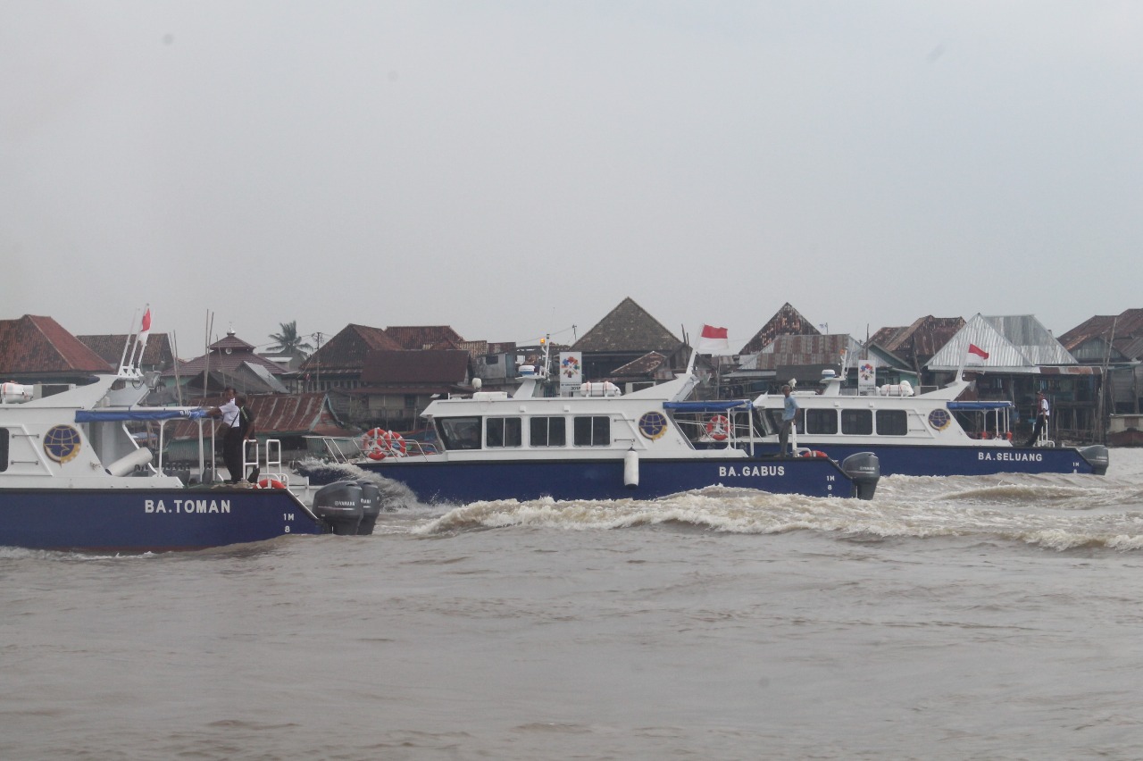 DUKUNG ASIAN GAMES 2018, PETUGAS KSOP PALEMBANG MENJADI AWAK BUS AIR DAN WAJIBKAN PARA PENUMPANGNYA GUNAKAN LIFE JACKET