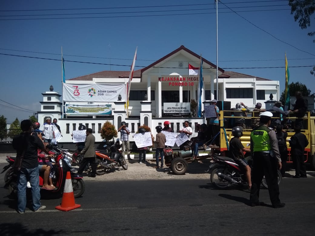 Ratusan Masa Desak Kejaksaan Ponorogo Tangkap Bupati IPONG