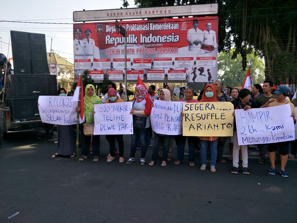 Tuntut Pecat Kepala Dinas Perdagangan, Ratusan Pedagang Lurug Kantor Pemkot Blitar
