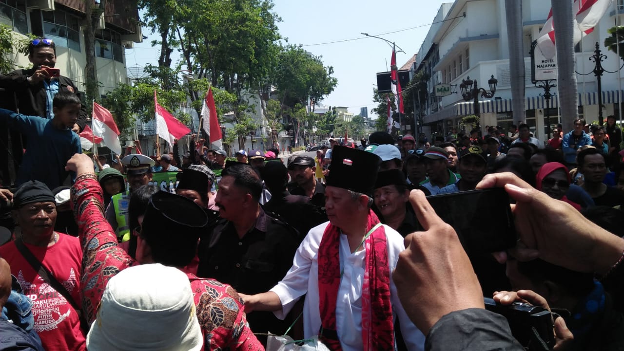 Takut #2019 GANTI PRESIDEN. Hotel Yang Disewa Ahmad Dani Didemo Ratusan Masa Surabaya