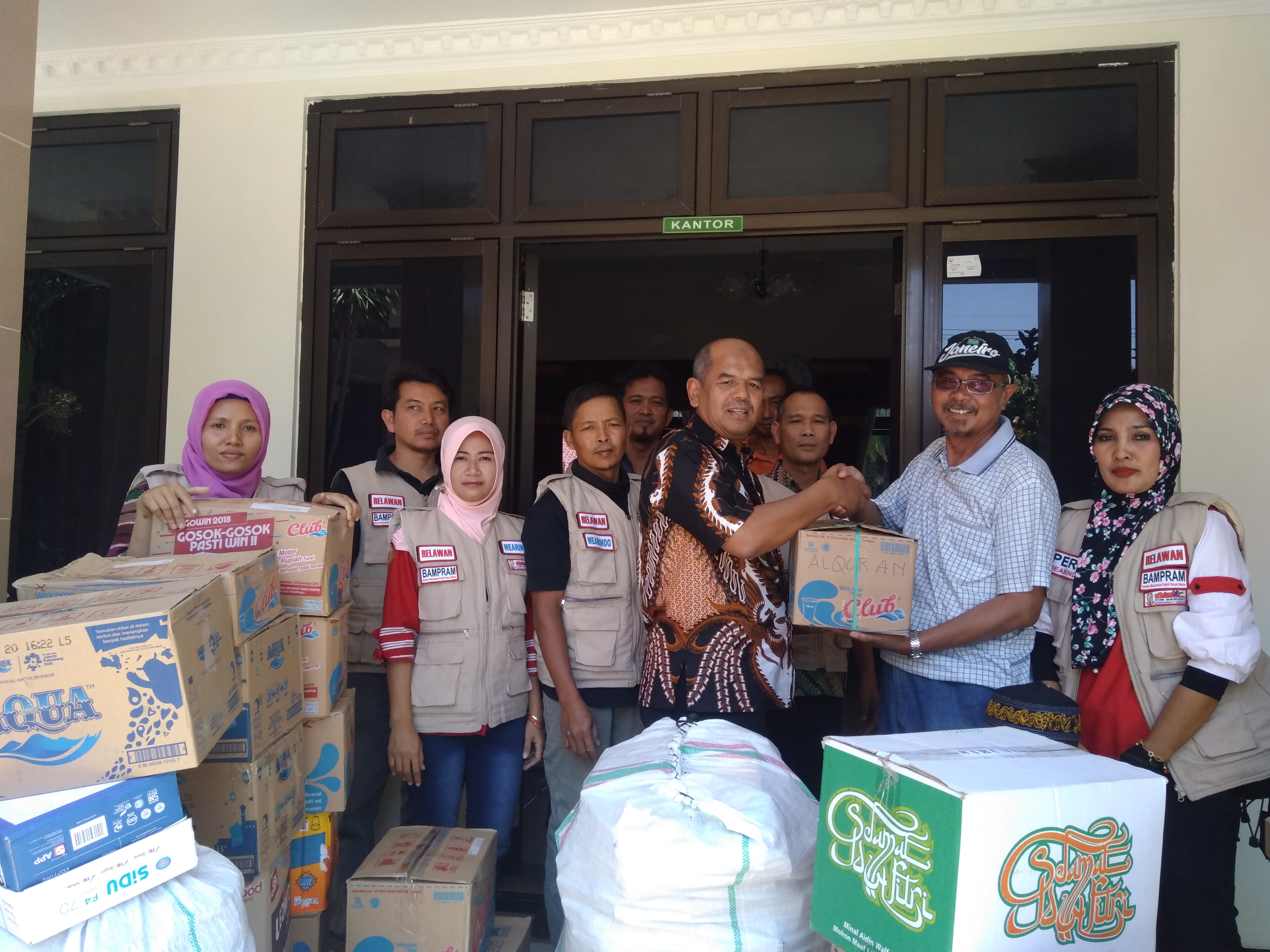 PGRI MAGETAN Sukseskan Gerakan 1000 Sarung Korban Bencana Lombok