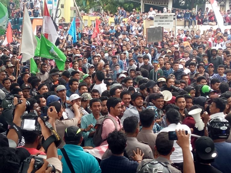 Ini Baru Mahasiswa, Ratusan Massa Demo Perjuangkan Harga Kopra