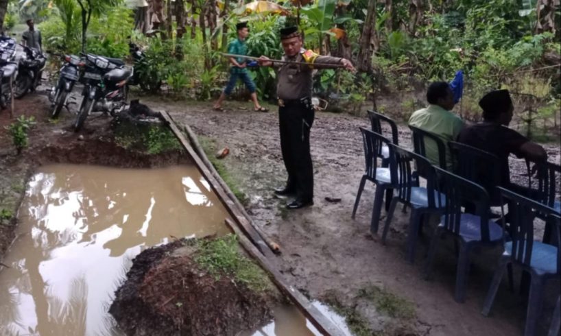 Ibunya Asik Ngobrol Dengan Telpon, Balitanya Tewas Mengambang Dikolam Depan Rumahnya