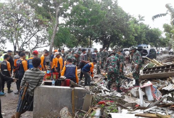 TSUNAMI TERJANG ANYER, KEMENSOS TERJUNKAN TAGANA DAN DIRIKAN DAPUR UMUM UNTUK PENGUNGSI