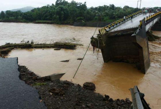 Banjir Sulawesi Di 188 Desa, 68 Meninggal, Ribuan Pengungsi Kurang Bantuan Makanan Dan Tikar