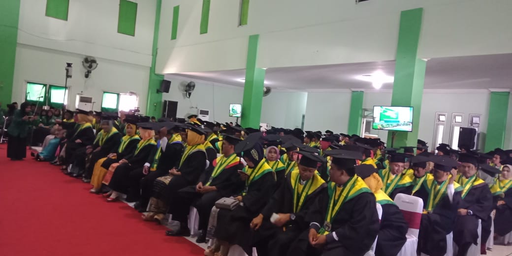182 Mahasiswa UNU Surakarta Ikuti Wisuda XXI Program Sarjana dan Magister