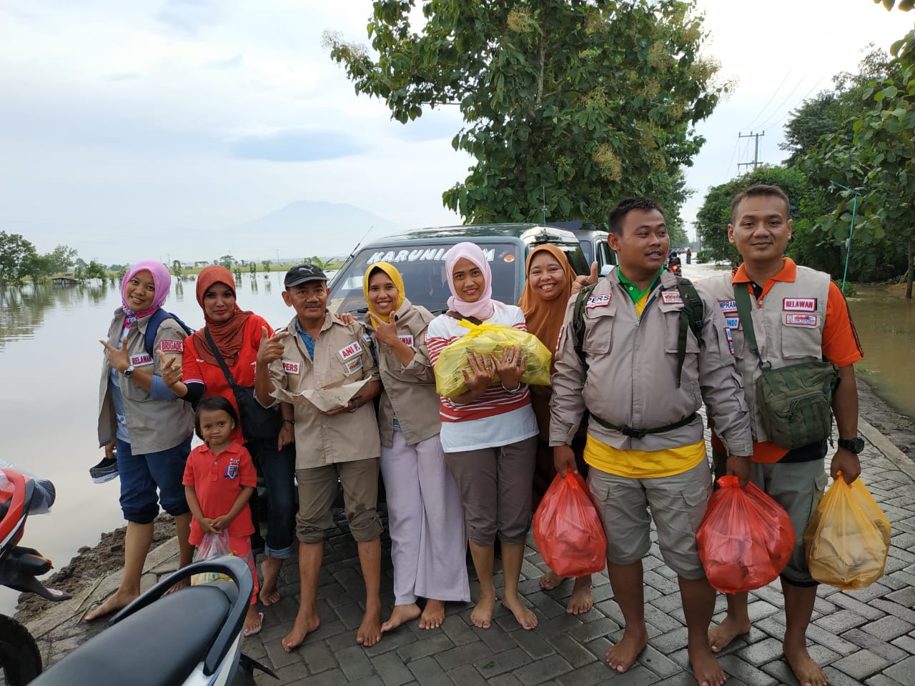 Lewati Banjir Setinggi 120 CM Relawan Magetan Salurkan Bantuan