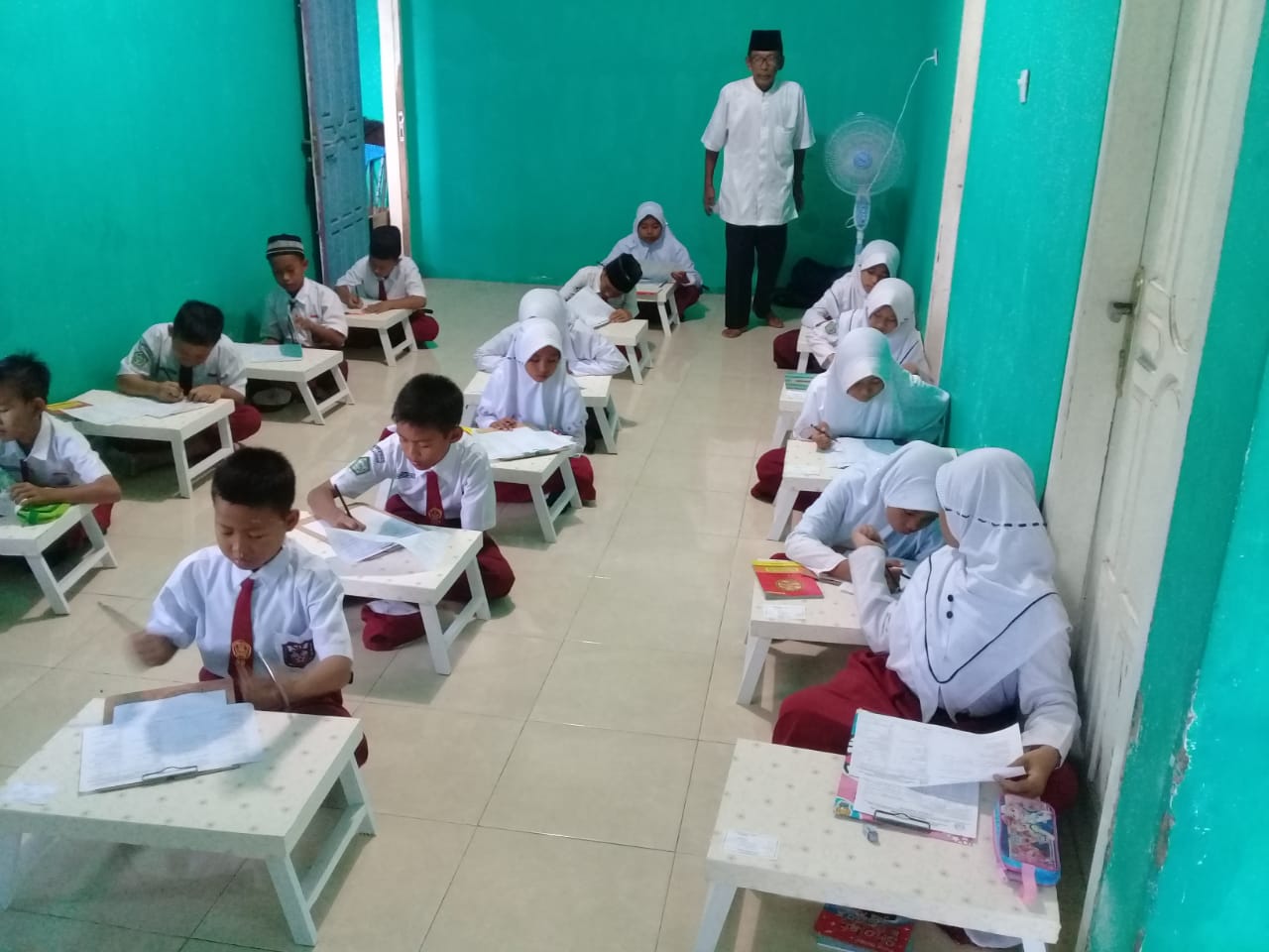 Terdampak Tsunami, 136 Murid MI Darussalam Tempati Kelas Darurat.