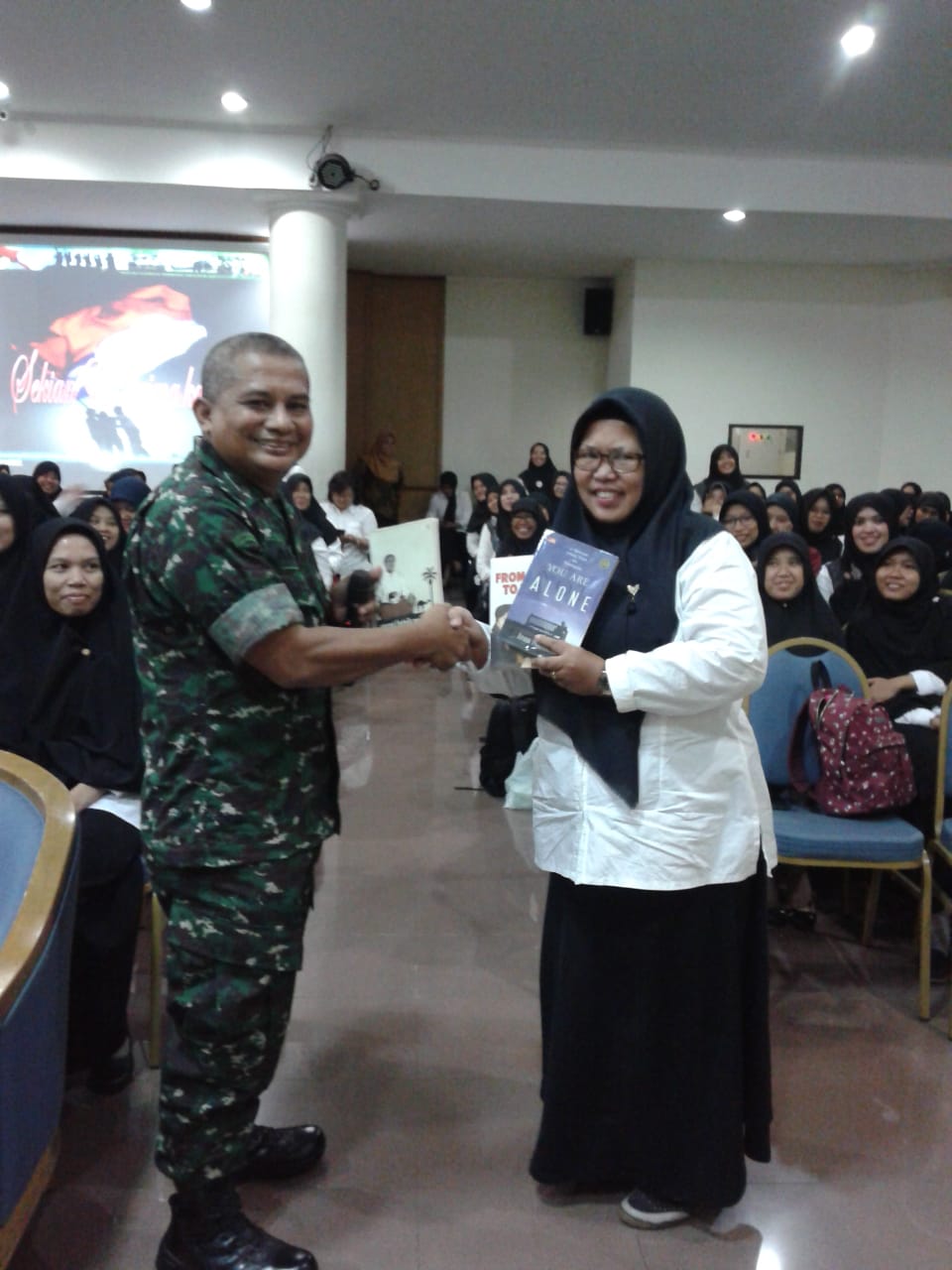 TNI Mayor Inf.Amir Ma’ruf Isi Wawasan Kebangsaan dan Bagkan Buku Untuk Calon Guru