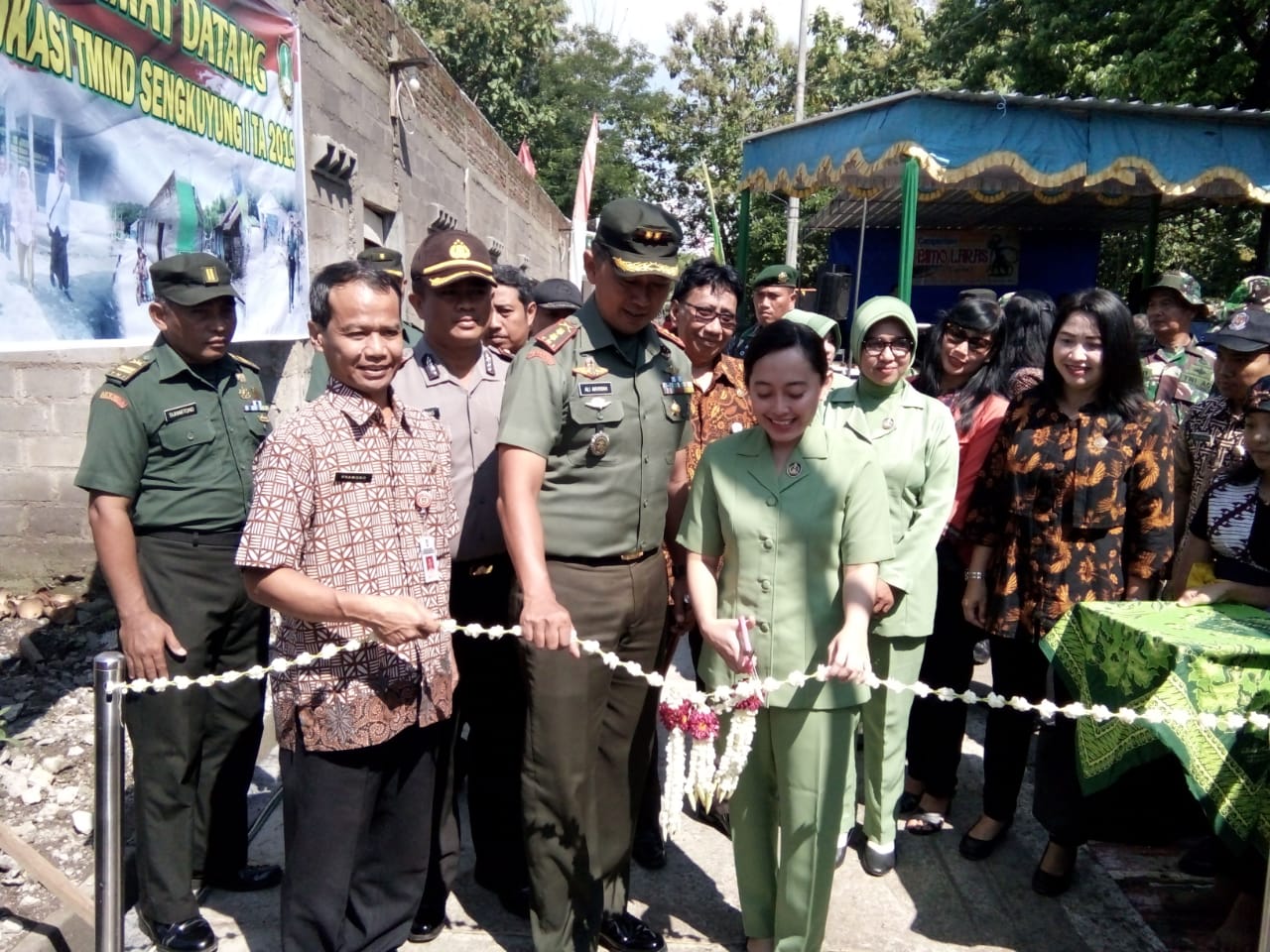 Ketua Persit Kartika Chandra Kirana Cabang L Kodim 0735/Ska Resmikan Bazar TMMD Mojosongo