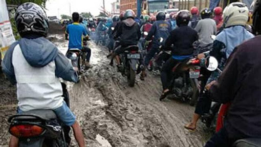 Jalan Di Gresik Rusak Tuai Kritikan Akhirnya Pemerintah Angkat Bicara