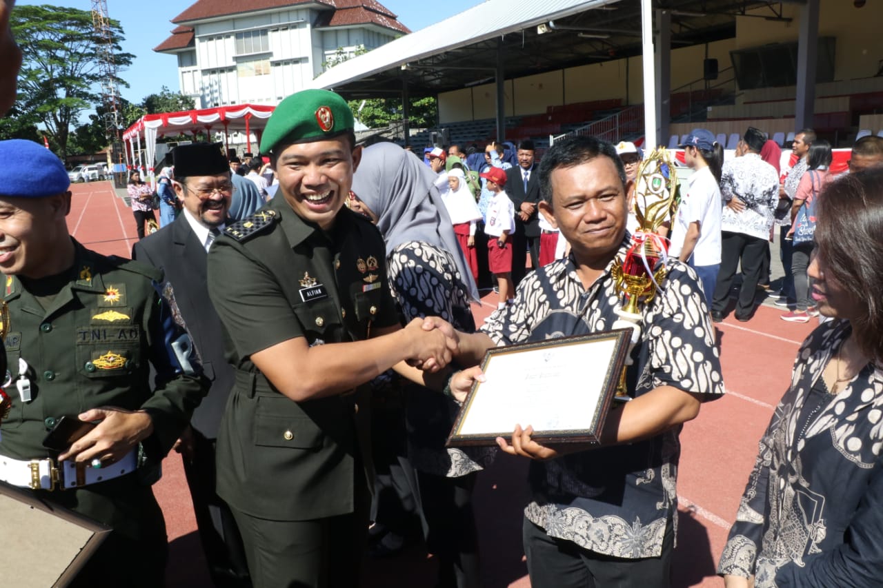 Kasdim 0735/Surakarta Bersama Forkopimda Hadiri Upacara Hardiknas Tahun 2019
