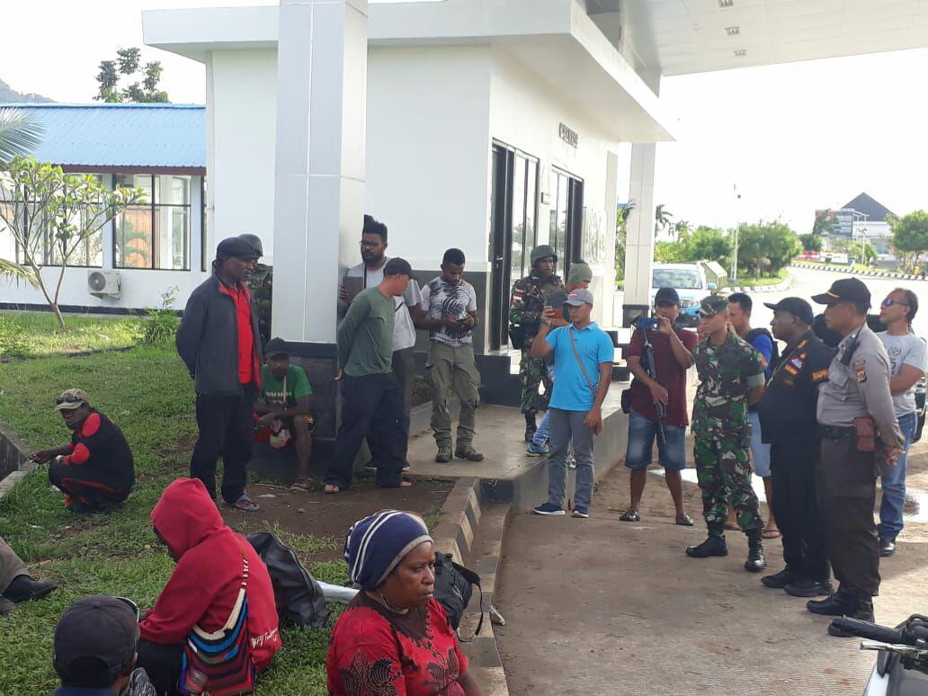 Satgas Pamtas Yonif 328 Bantu Pulangkan Puluhan Warga di Zona Netral dan Amankan 50 Kubik Kayu Ilegal