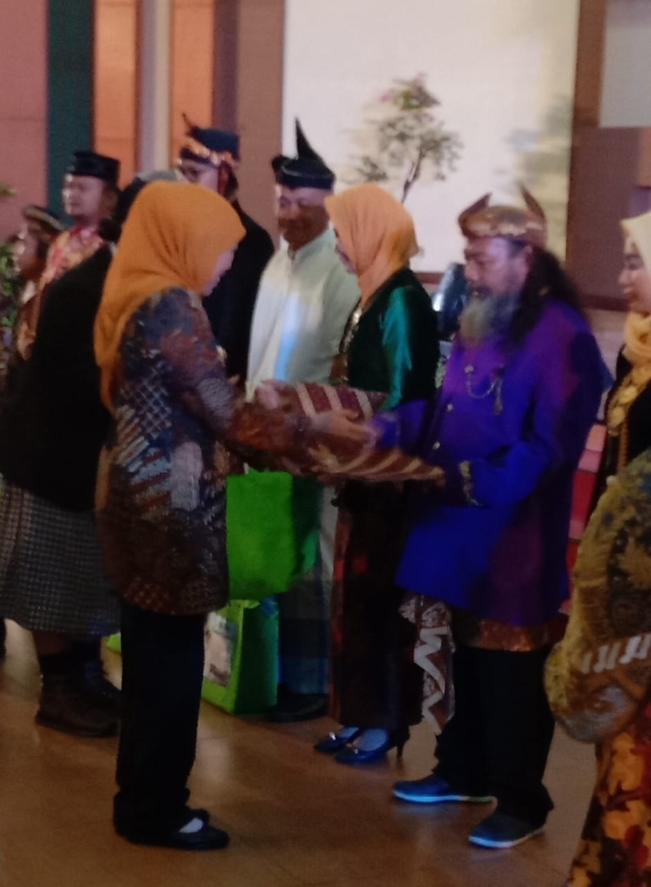 Gubernur Jatim Ajak Budayawan Pupuk Persatuan