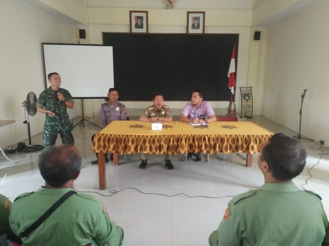 Sinergitas Babinsa Bhabinkamtibmas dan Satpol PP Berikan Sosialisasi Kepada Linmas