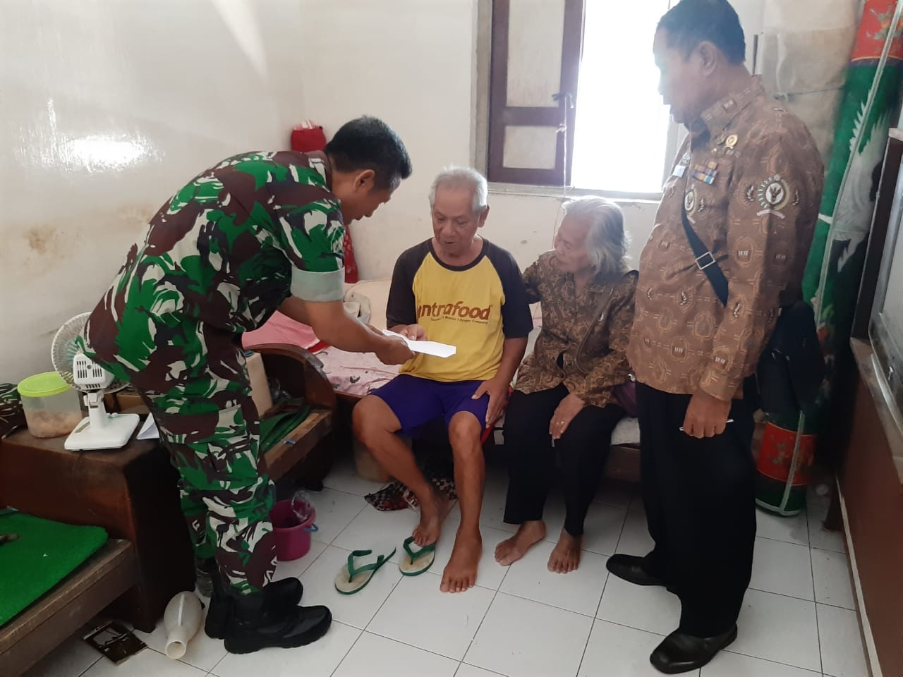 Danramil 04 Jebres Salurkan Dana Bansos Pangdam IV/Diponegoro Kepada PPAD & Warakawuri