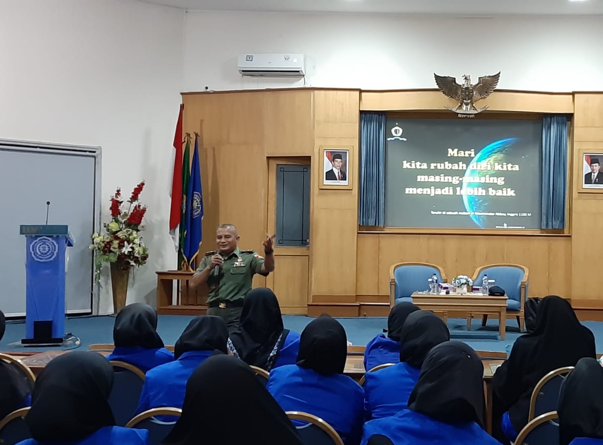 TNI BAGIKAN BUKU DAN BEKALI WAWASAN KEBANGSAAN KEPADA RATUSAN GURU
