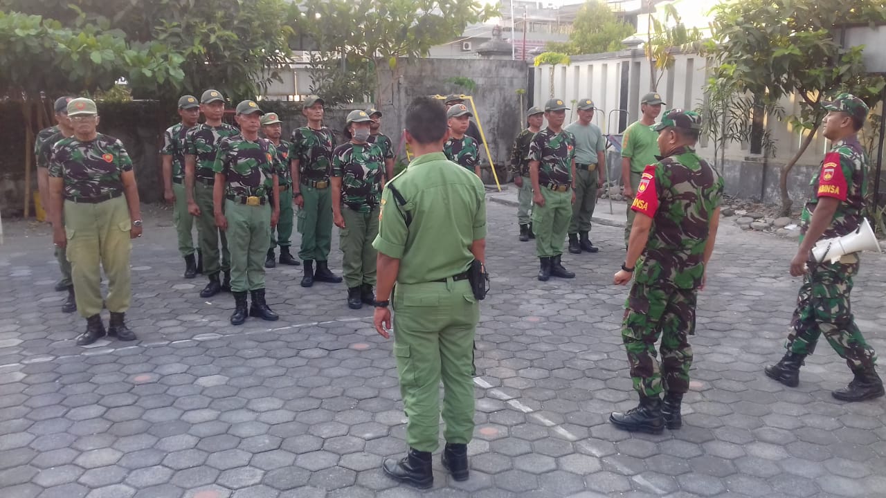 Tingkatkan Disiplin Linmas, Babinsa Koramil 04/Jebres Latih PBB