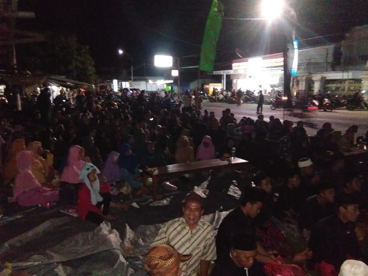 Cokrokertopati Dan Sintek Sajail Ajak Ratusan Pedagang Pasar Nobar Film G30S/PKI