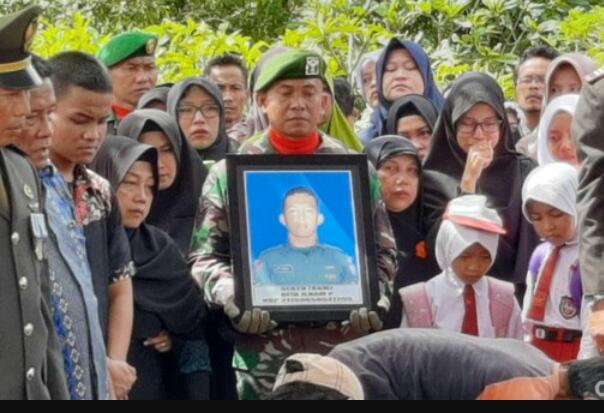 Korban Heli MI-17 Jatuh Di Papua Anggota TNI Sertu Ilham Dimakamkan di Banyumas