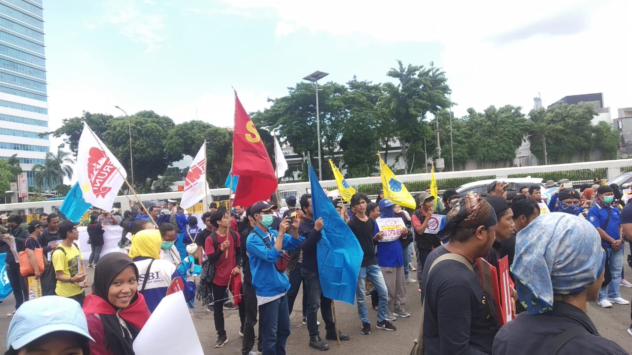 Aksi Demo GSBI Gabungan Serikat Buruh Indonesia di DPR RI