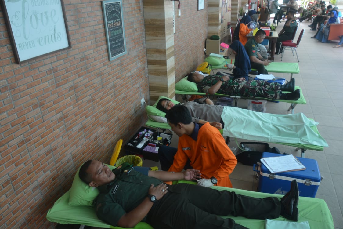 Sinergitas TNI-Polri dan Warga, Antusias Ikuti Donor Darah “Dafam Peduli”