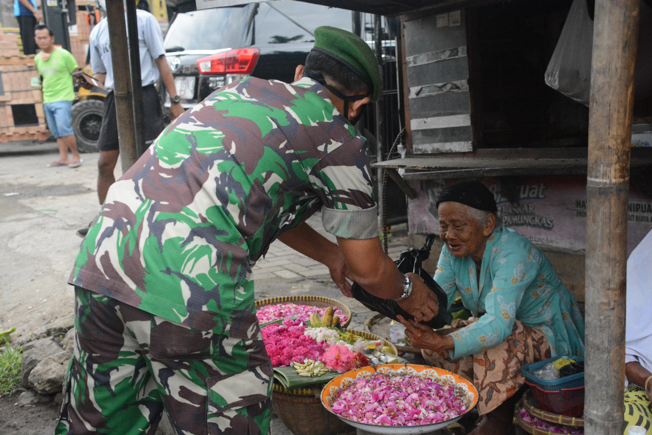 Korem 071/Wijayakusuma Beri Sembako Untuk Warga Terdampak Corona