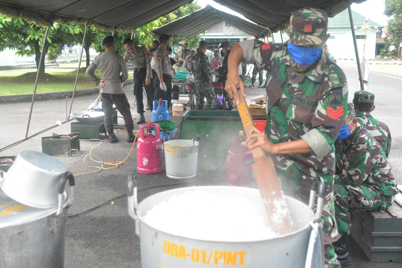 SINERGITAS TNI-POLRI GELAR DAPUR LAPANGAN ATASI DAMPAK PANDEMI COVID-19