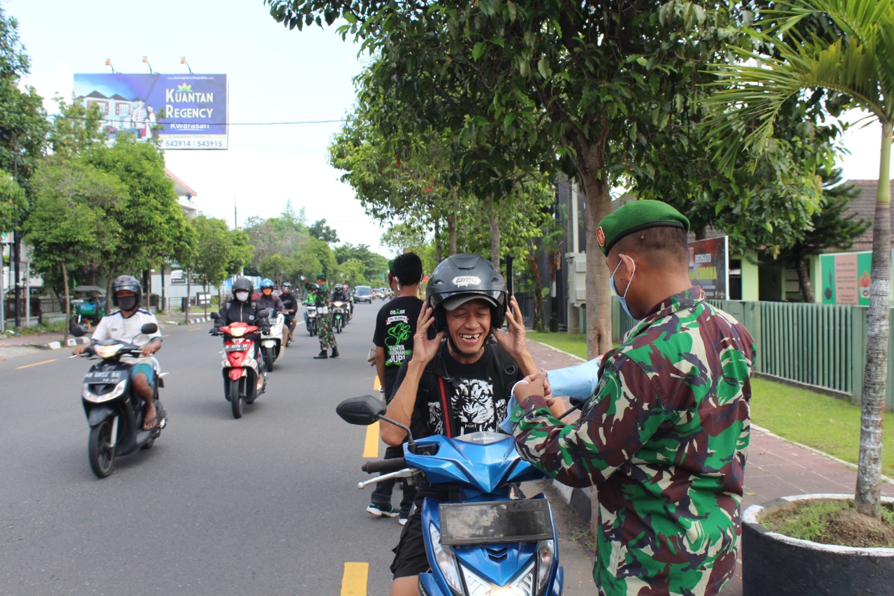 CEGAH CORONA, KODIM JOGJA BAGIKAN MASKER KEPADA PENGENDARA MOTOR