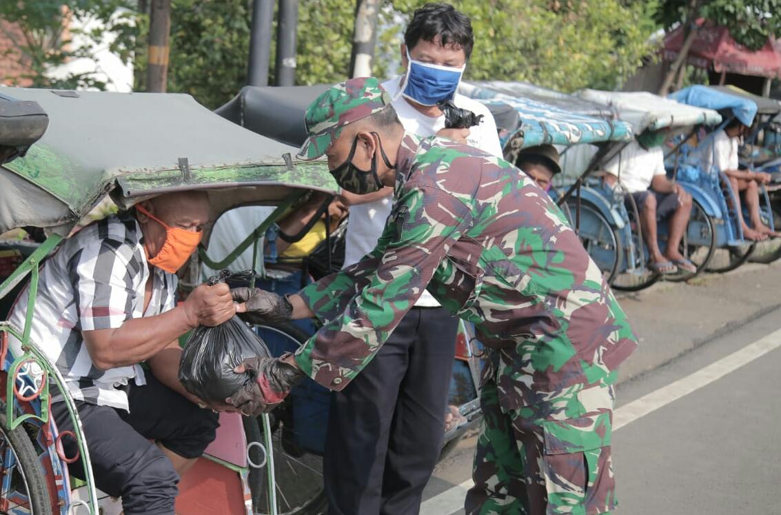 Jumat Berkah, Korem 071/Wijayakusuma Kembali Peduli Bantu Kesulitan Masyarakat Terdampak Covid-19
