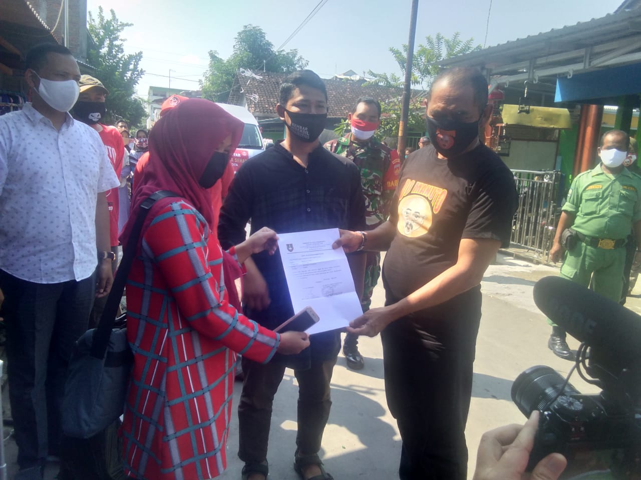 Koramil Pasar Kliwon/Kodim 073 Bersama Masyarakat Sambut Warga Usai Karantina 14 Hari