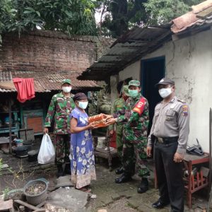 Anggota Koramil 03/Serengan Bagikan 500 Nasi Kotak kepada warga Jepang Berbuka Puasaa