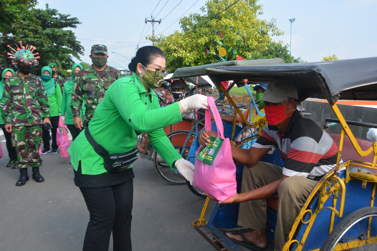 Persit KCK Koorcab Rem 071 PD IV/Diponegoro Batu Masker Dan Bingkisan
