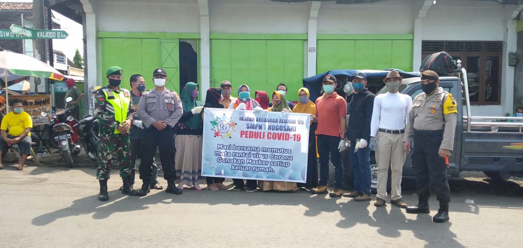 Alumnus SMPN Nogosari Bagi 1000 Masker Gratis