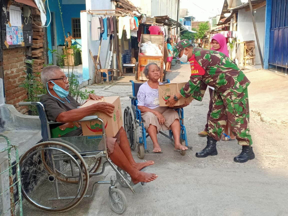 TNI Koramil Serengan Bagikan Sembako Dan Nasi Buka Puasa