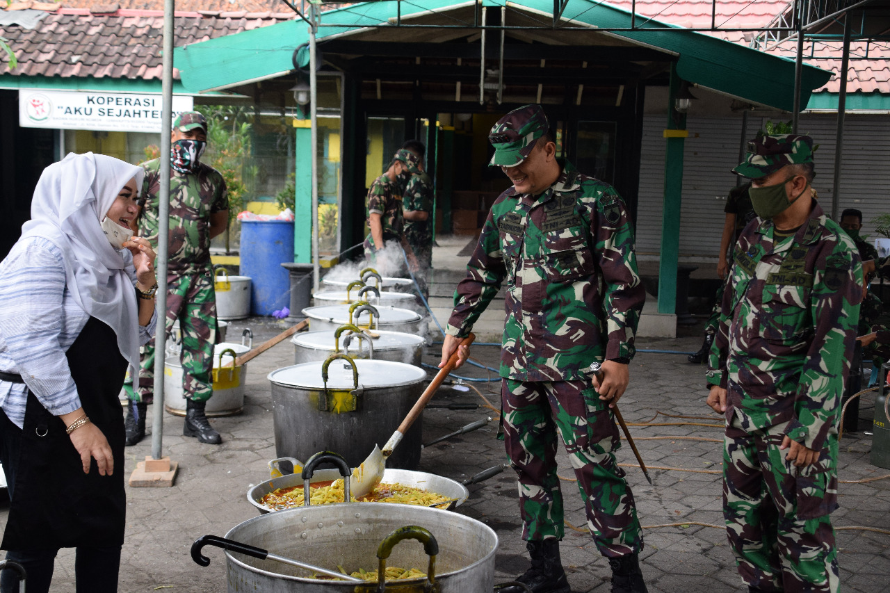 1600 PAKET NASI DIBAGIKAN UNTUK BERBUKA PUASA PEDULI ANAK RANTAU