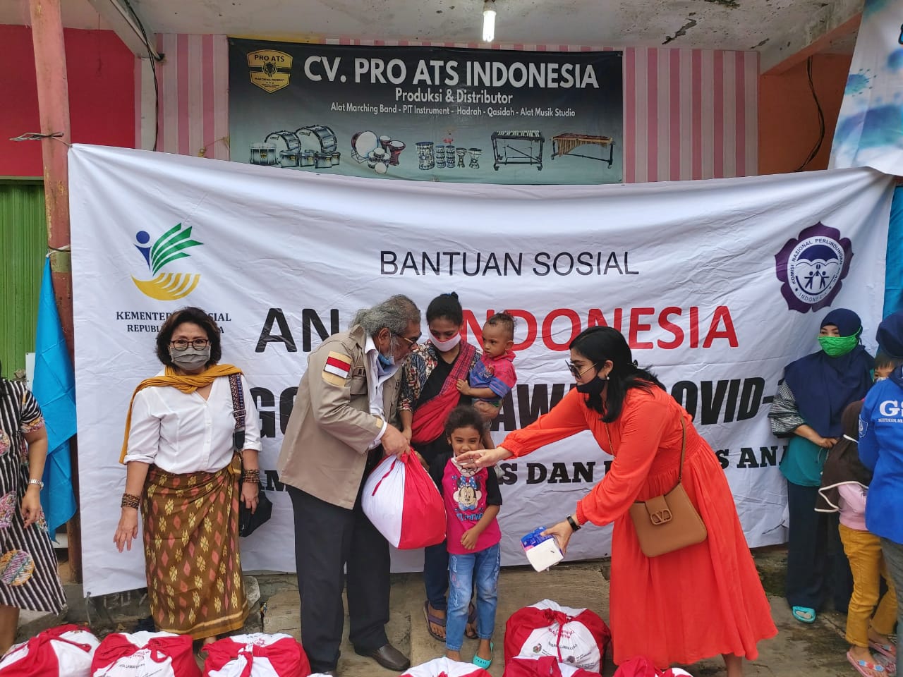 TRCPPA Bersama KOMNAS PA Bagikan 100 Paket Sembako Kepada Anak Buruh Terdampak Covid-19