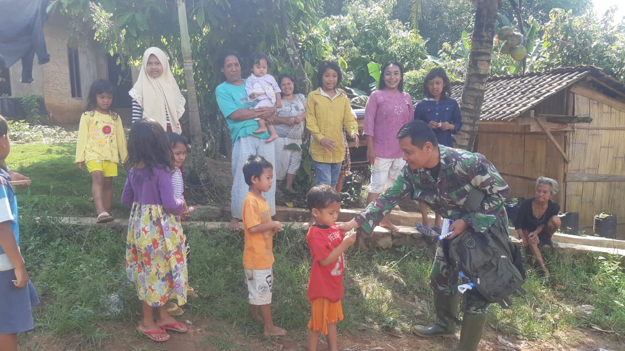 Anak anak Pekon Gunungraya Dekat Prajurit TNI Satgas TMMD 108