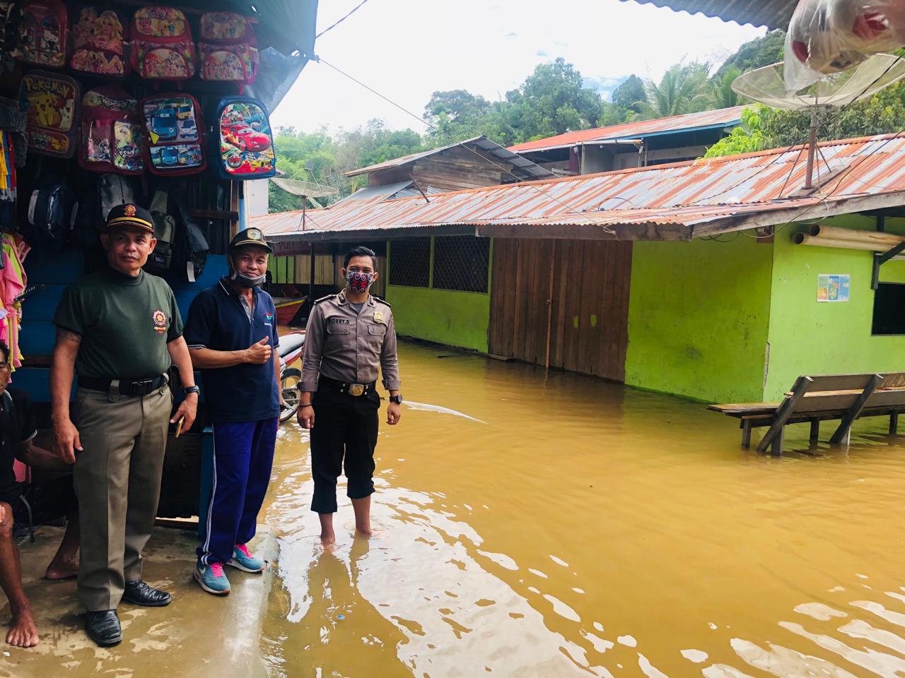 Semalaman Di Guyur Hujan, rumah Warga Ambalau Di Genangi Air
